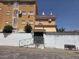 Xalet a Los Pinos - El Pilar. Casa adosada en venta en ciudad deportiva  plasencia cáceres