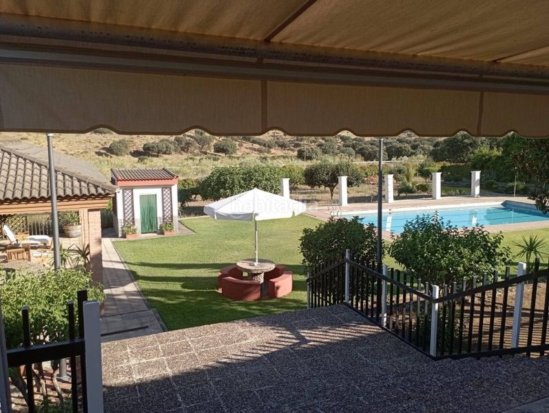 Foto d39693d3-b396-46e4-8a9e-76f4db11e546. Xalet amb piscina a Malpartida de Plasencia