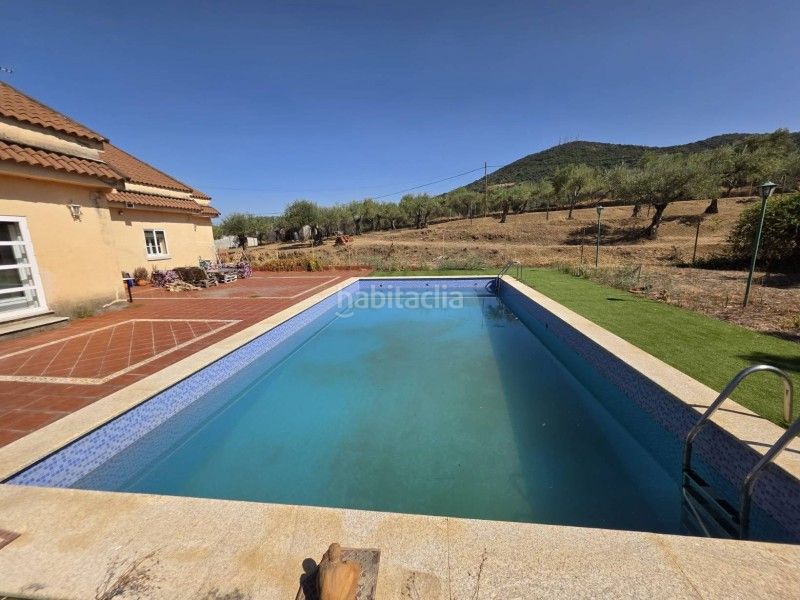 Foto d108e7b2-9d6d-491d-b4e8-e8146e354e40. Xalet amb calefacció aparcament piscina a Miralvalle - Av. Virgen del Puerto - La Data Plasencia