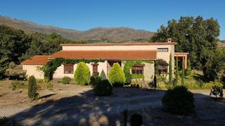 Chalet à Valverde del Fresno. Casa unifamiliar en venta en a un kilómetro del centro  valverde
