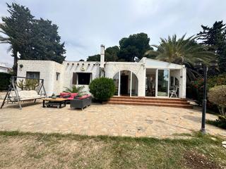 Chalet in Cabo Roig. Amplio chalet independiente en cabo roig a solo 50 metros del ma