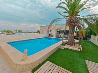Casa adossada a Los Balcones y los Altos. Venta de casa adosada con piscina privada en  orihuela costa