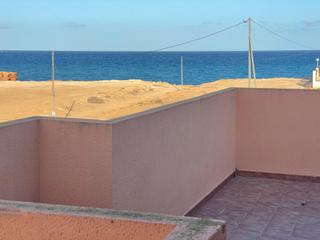 Casa aparellada en Zona los Frutales. Se vende fantstico chalet con piscina privada en primera linea