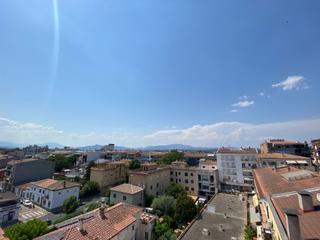 Penthouse in Sant Narcis. Vive en las alturas de girona ático con encanto, luz natural y u