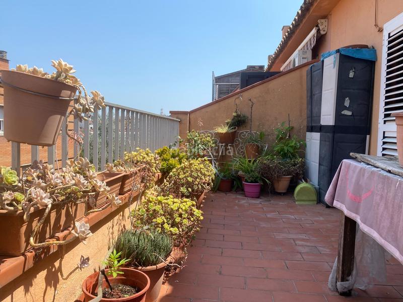 Foto 5534ac1a-4595-434b-bb51-d648c6f74e6d. Ático vive en las alturas ático con encanto, luz natural y una terraza de ensueño en Girona