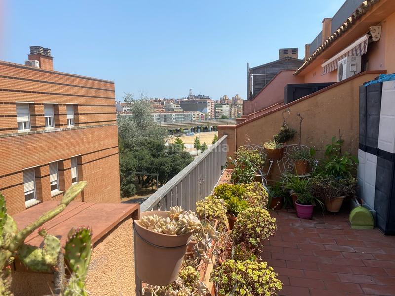 Foto 72c867bf-dc45-4dba-90b7-4f288344b2e2. Ático vive en las alturas ático con encanto, luz natural y una terraza de ensueño en Girona