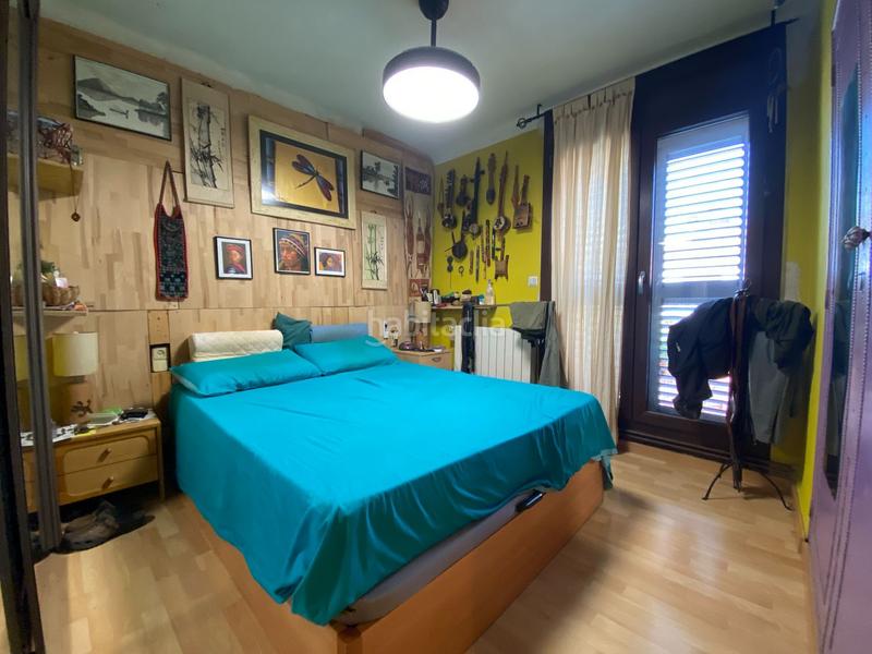 Foto eb1bebb2-b9a0-4a0c-8607-c8346dee0b40. Ático vive en las alturas ático con encanto, luz natural y una terraza de ensueño en Girona