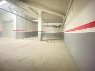 Aparcament cotxe a Eixample Sud-Migdia. Parking para 2 coches en calle marques caldes de montbui girona