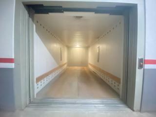 Aparcament cotxe a Eixample Sud-Migdia. Parking para 2 coches en calle marques caldes de montbui girona