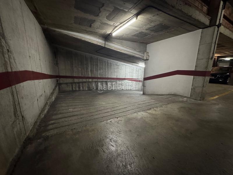 Foto b763a543-e699-4deb-9efa-5f13fc4d46a5. Parking voiture dans La Devesa Girona