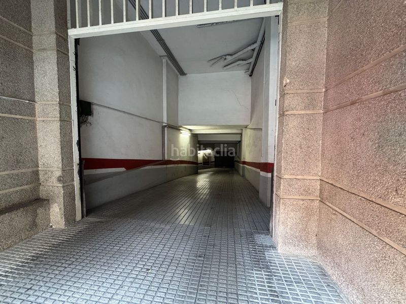 Foto aaefcbd4-72a1-4f3b-ab66-9e2118f44341. Aparcament cotxe a Centre Salt