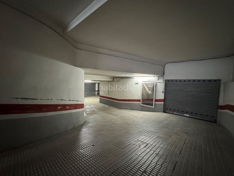 Foto b5e4f79a-7f31-4cd5-8588-1ddaff3b5652. Aparcament cotxe a Centre Salt