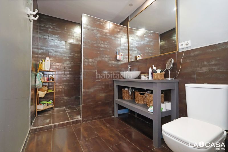 Foto fbbe9e47-1aae-4c88-8275-888d88c37646. Edifici a Santa Eulàlia Hospitalet de Llobregat (L´)