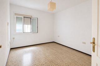 Pis a Vinyets-Molí Vell. Piso a reformar 3 dormitorios y 1 baño, zona plaza catalunya