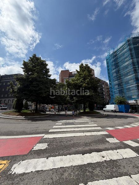 Foto b3ec5dbd-ea4e-42a2-8b4a-18d22aa80d99. Pis a Alhóndiga Bilbao