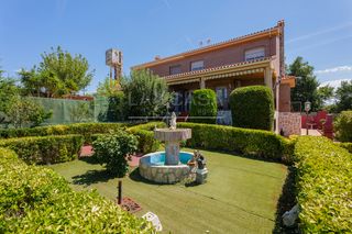 Casa aparellada  Calle álamo. Chalet en venta en calle álamo, serranillos del valle, madrid, c