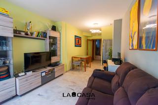 Appartement à Carrer del general prim 52. Amplio piso de 109 m² con terraza en santa eulalia, hospitalet