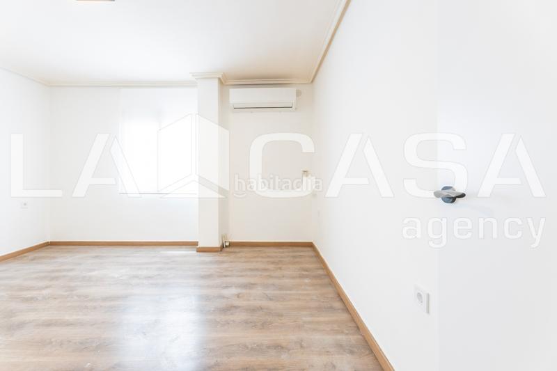 Foto ae8fbd19-1d6d-48bf-a3ad-11cf628c4a4d. Piso  en calle campoamor en L´Illa Perduda Valencia