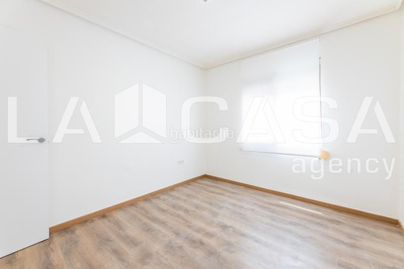 Foto bcc1925d-9351-41ba-9085-f16f5ff1e015. Piso  en calle campoamor en L´Illa Perduda Valencia