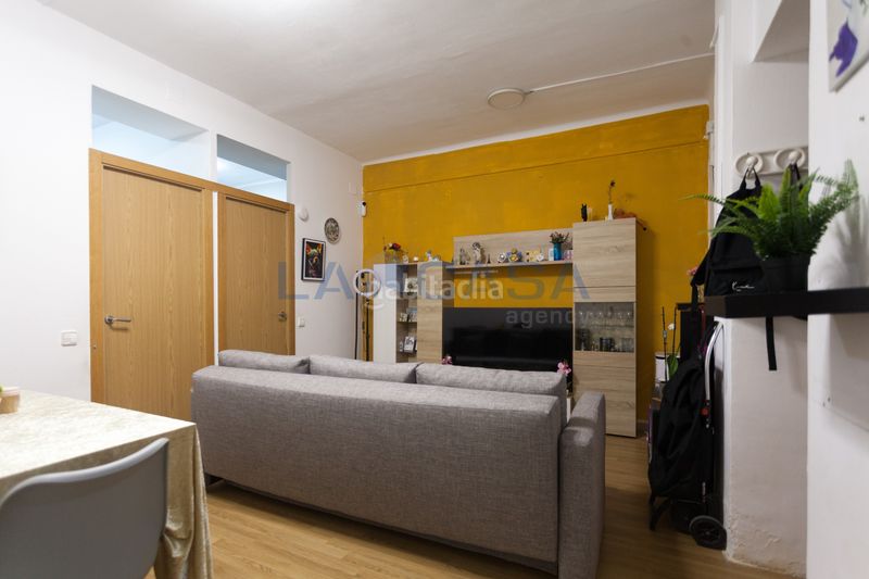 Foto cb14a7fa-8bef-4626-b22f-5cba1dc30733. Planta baixa a carrer de martorell 22 a Collblanc Hospitalet de Llobregat (L´)