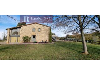 Casa a Palol de Revardit. Exclusiva masía reformada con 21.874 m2 de terreno y piscina