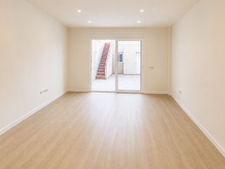 Casa en Ca n'Aurell. Casa pareada reformada con patio privado