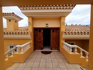Casa  Urbanizacion las rosas. Amplio chalet con gran potencial, distribuido en tres plantas. d