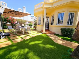 Casa adossada  Avenida de bruselas   costa adeje. Elegante villa en planta baja, totalmente reformada, ubicada en