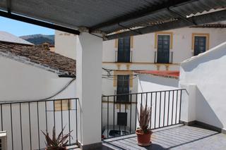 Casa adossada a Calle barrio alto 1. Casa de pueblo con terraza de 25 metros cuadrados
