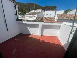 Casa adossada a Calle corrales 29. Casa de pueblo con terraza y gran potencial en entorno tranquilo