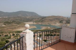 Casa adossada a Lugar presa zahara 1. Excelente propiedad con hermosas vistas al lago de zahara