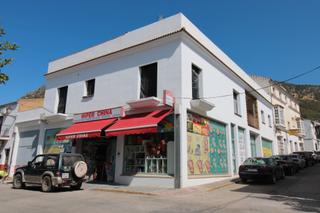 Local commercial à Calle santa ana 16. Excepcional oportunidad de inversión en el corazón de algodonale