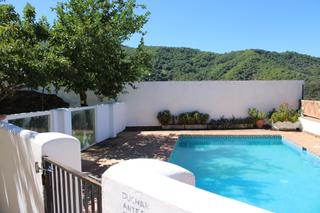 Casa  Calle neruda. Presentamos una casa con encanto con piscina privada y vistas im