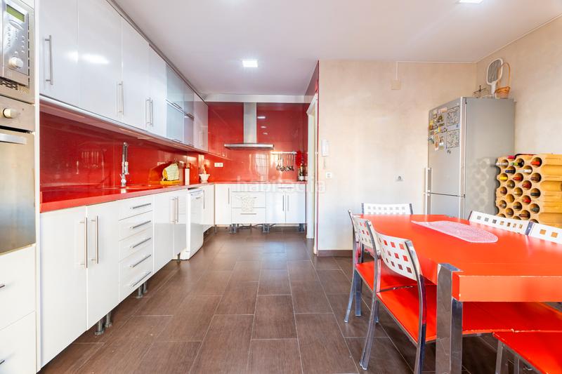 Foto fa6a6162-8ecd-4ce8-b92a-345fdb7f0bfc. Casa amb xemeneia calefacció aparcament a Diagonal-Colomeres Gavà