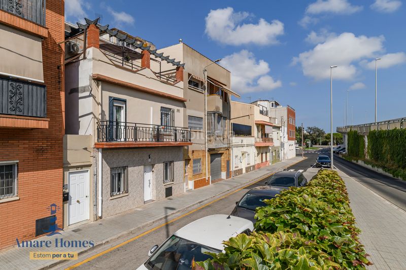 Foto 78b938ae-f1f7-42b7-8e5a-b2965021bdb2. Casa adossada a Passeig Maragall Gavà