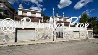 Chalet  Carrer orotava. Venta de dos casas en vallirana con gran potencial