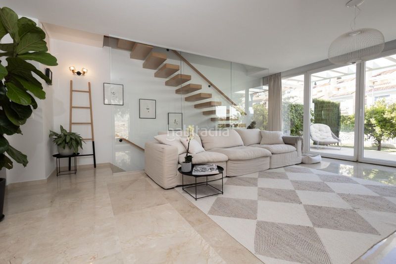 Foto 01b00f65-3b77-401c-a26b-ac9c6a20bab2. Casa aparellada amb aparcament piscina a Calahonda Mijas