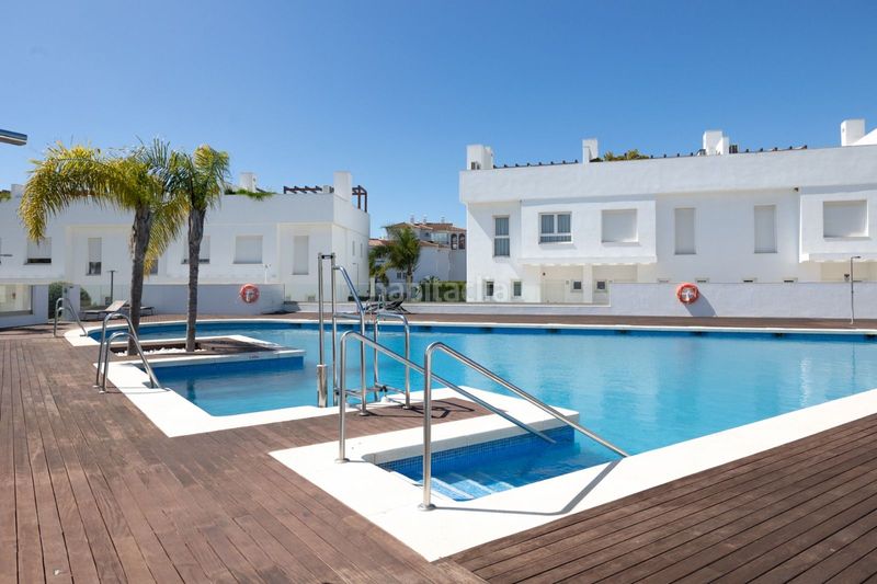 Foto a25174ea-9045-4d7f-a465-680be9233ed5. Casa aparellada amb aparcament piscina a Calahonda Mijas