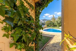 Casa aparellada  96 calle jabea #urb quebradagolf. Amplia pareada en venta junto al golf con garaje doble y acceso