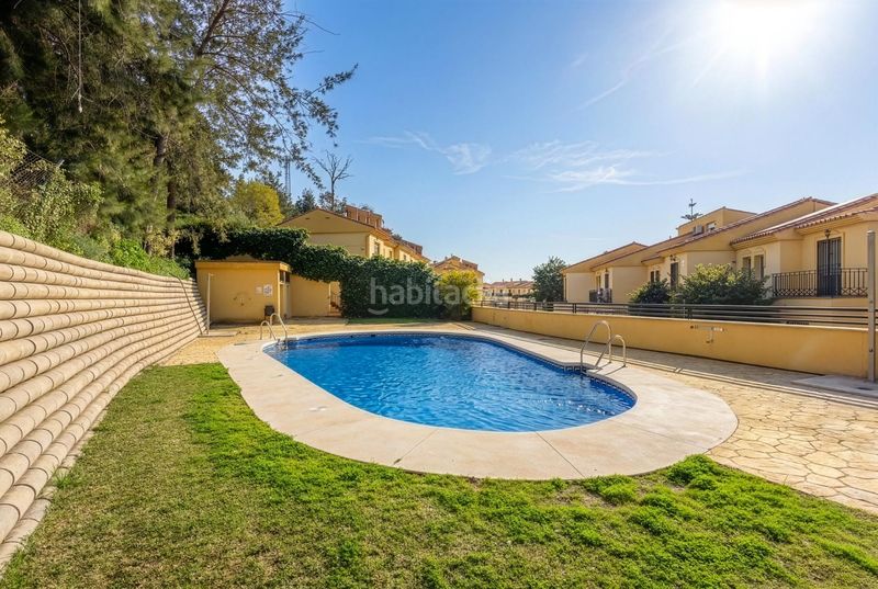 Foto 44972b3f-4657-49e7-8854-dce0e92ab864. Casa aparellada amb aparcament piscina a Nueva Torrequebrada Benalmádena