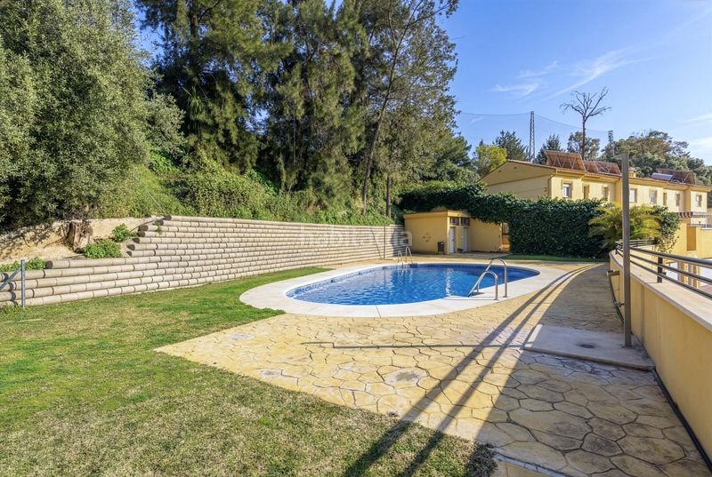 Foto 963d07b5-aab9-480d-aa8e-35d630fc0d6a. Casa aparellada amb aparcament piscina a Nueva Torrequebrada Benalmádena