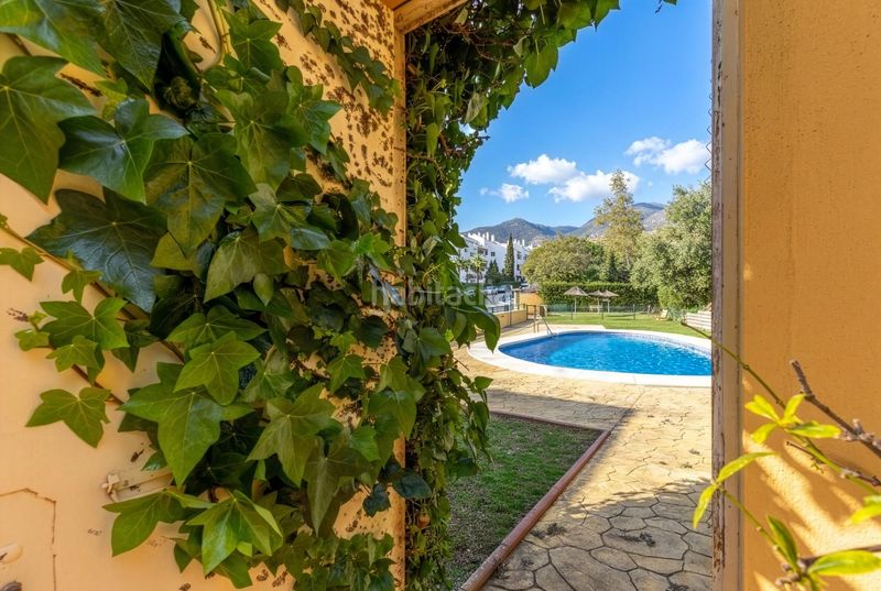 Foto ac3ee46b-bbf3-4199-a897-f29d36c701a4. Casa aparellada amb calefacció aparcament piscina a Benalmádena