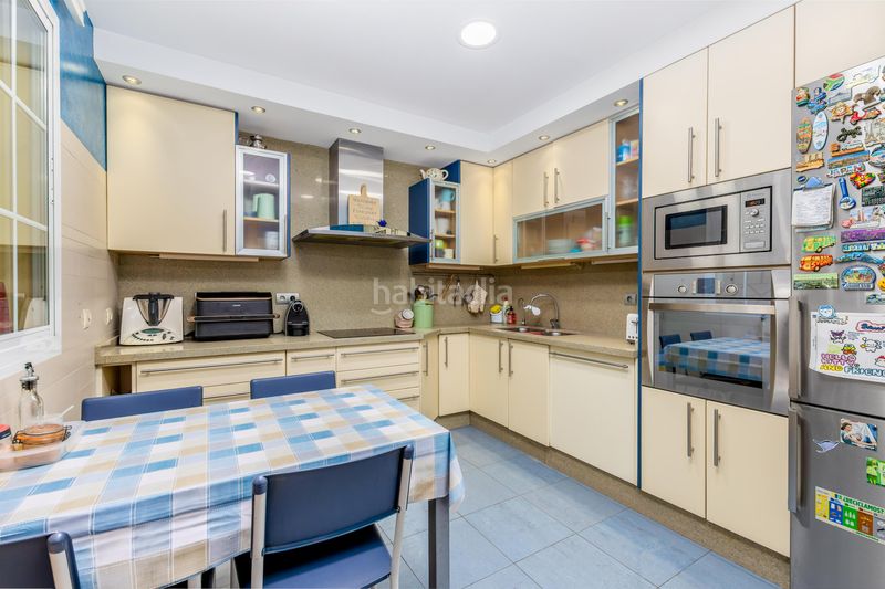 Foto e766091f-d288-4de3-8302-379f1fb688a7. Casa aparellada amb aparcament piscina a Nueva Torrequebrada Benalmádena