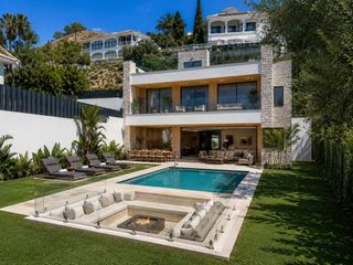 Chalet  40 calle vitoria. Villa de lujo  en venta con vistas al mar, piscina y solárium en