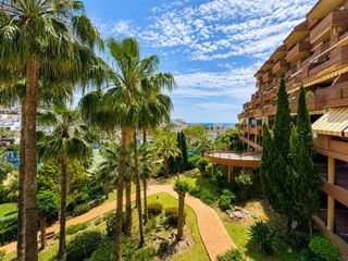 Apartament  14 avenida manuel mena palma #planta 4. Piso reformado en venta con vistas al mar  en benalmadena