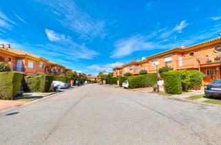 Casa adossada  Avenida pernet. Venta de adosado en estepona