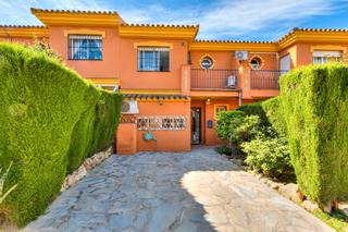 Casa adossada  Avenida avenida de pernet, 16. Venta de adosado en estepona