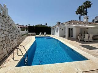 Xalet  Calle calle andalucía. Villa en venta en el faro con piscina, jardín y cercanía a la pl