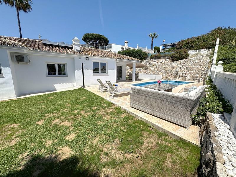 Foto 3797579d-af9b-43ad-b319-3accd9e5135b. Chalet villa en venta en el faro con piscina, jardín y cercanía a la playa en Mijas