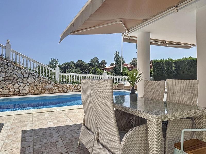 Foto 54f8d823-0c48-4bfa-a7bf-3c0ad5e4d9db. Chalet villa en venta en el faro con piscina, jardín y cercanía a la playa en Mijas